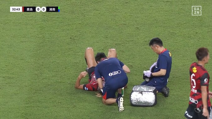 「大丈夫か？」鈴木優磨、空中戦で衝突→顔面流血でスタジアム騒然「顔面にヘディングくらったぞ」 3枚目