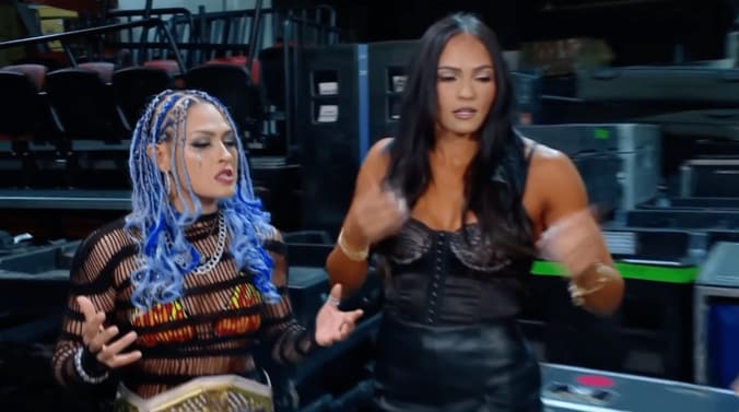 ジュリア（写真左）