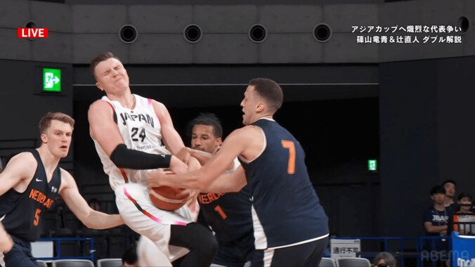 「パワフルすぎる！」ホーキンソンの“鬼神フィジカル”にSNS騒然「囲まれてたのに」「頭が上がらない」３人相手にボール死守の瞬間【バスケ男子日本代表】 2枚目