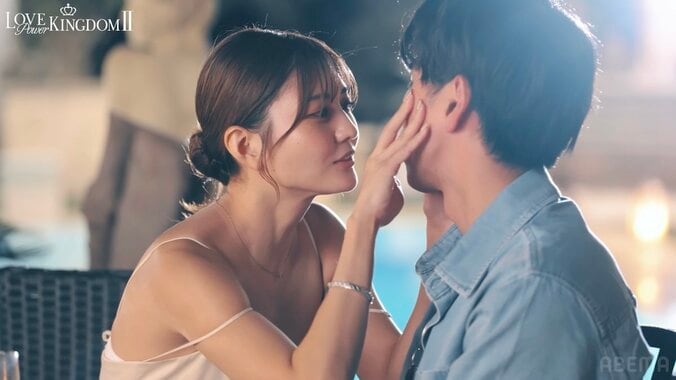 【写真・画像】顔に手を添え“指挟み”キス…“世界で最も美しい顔”29歳タレント、イケメン内科医に濃厚アプローチ　3枚目