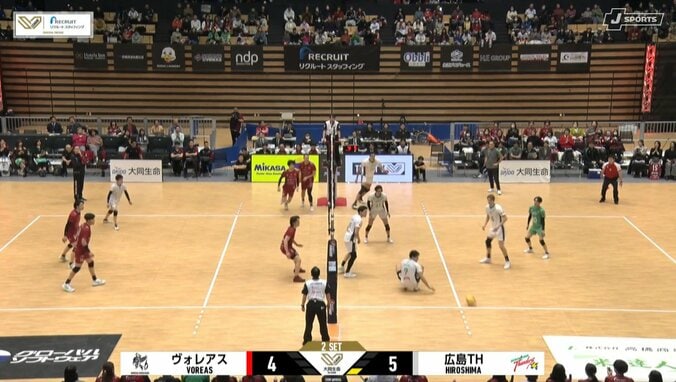 “胸レシーブ”で決めた バレーボール、強烈スパイクで珍しい光景 本人も驚き 4枚目