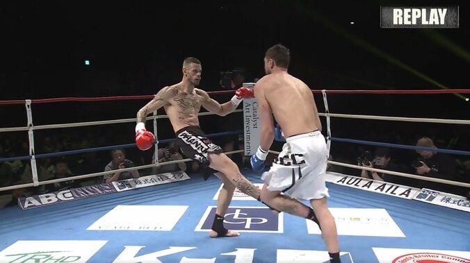 「カーフ一発か！」196cm巨体が“一撃”で崩れ落ちる衝撃KO 魔裟斗「うわぁ…強いわ」驚愕 2枚目