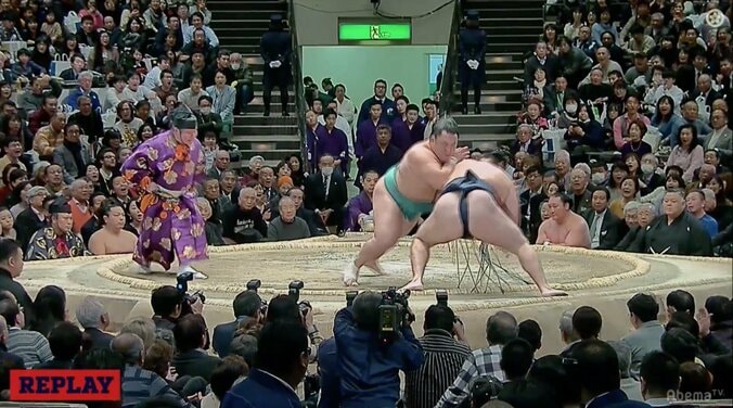 横綱・鶴竜に土　1敗で栃ノ心と並ぶ 1枚目