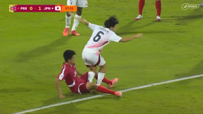 「サッカーしようぜ…」北朝鮮代表MFが“危険すぎるカニバサミタックル”→日本代表MFが悶絶「挟んでますもんね」解説者やファンが怒り【U-17W杯】 5枚目