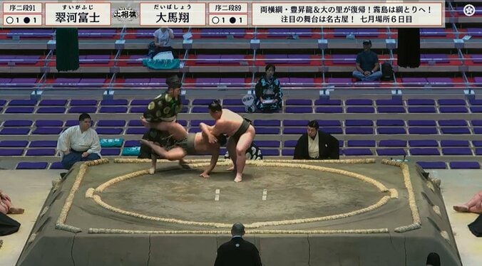 「ドスっ！」力士の“まわし蹴り”が行司を直撃するハプニング “鋭すぎる技”が生んだ珍事 腹部を押さえる仕草に「大丈夫？」 3枚目