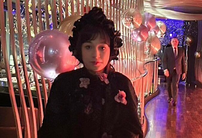 【写真・画像】超お嬢様タレント、5LLLLDKKBBの実家を公開「BはBar。ママのシャンパンバーとパパのシガーバー」　1枚目