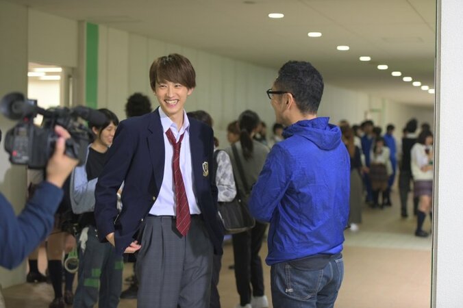 吉沢亮がリラックスした表情で笑う『あのコの、トリコ。』オフショット＆メイキングカット一挙解禁 6枚目