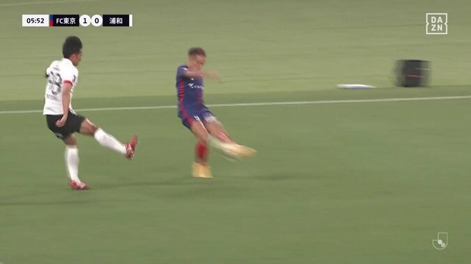 一体何した? 38歳 長友佑都のピンポイントクロスにSNS騒然「地球人の限界超えてます」「全盛期のクロス」“格の違い”をみせつける超絶アシストの瞬間 2枚目