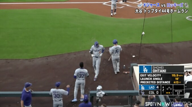 大谷翔平、44号で同僚テオスカーがひまわりの種で祝福