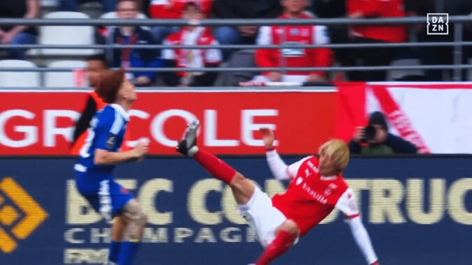 衝撃…伊東純也がブチギレ！「頭から倒れそうに…」「キレるのもわかる」「ノーファウルは絶対におかしい」“悪質タックル”に報復プッシュ→退場者２人の乱闘勃発 5枚目