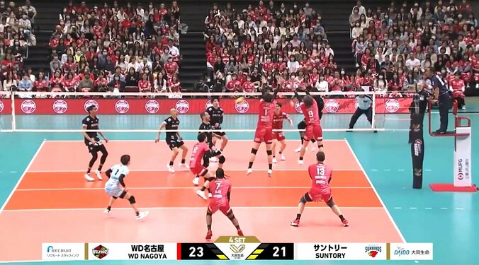 振り向きざまに強烈スパイク