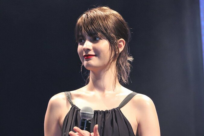 マギー、イケメン風モノクロショット披露「生まれ変わったら男になりたい」 1枚目