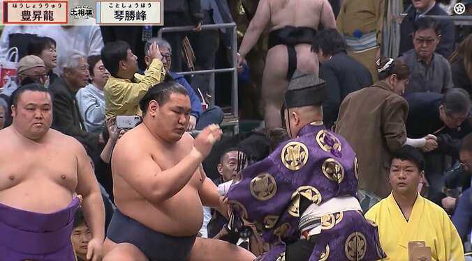 「とんでもない数」横綱・豊昇龍が手にした懸賞に実況驚き「夢ありすぎる」「さすが横綱」ファンは納得 2枚目