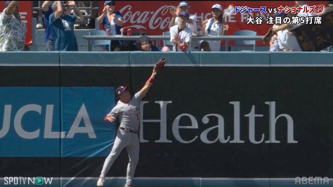 【写真・画像】球場は打った瞬間に確信していた！？ 大谷翔平の26号弾でネット裏観客、捕手、審判…誰もが打球を見上げた“まさかの光景”　1枚目
