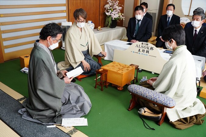 藤井聡太王将が初防衛決めるか 羽生善治九段がカド番しのぐか 第6局再開／将棋・王将戦七番勝負 1枚目