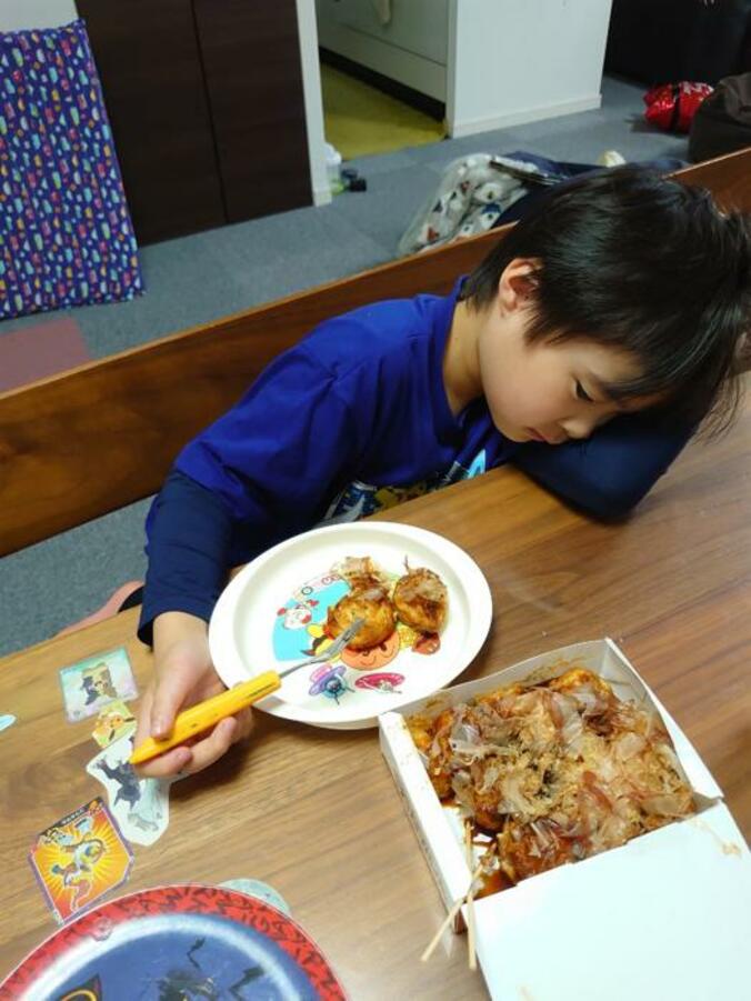  山田花子、息子達に初めてたこ焼きを食べさせた結果「大阪に住んでるのに」  1枚目