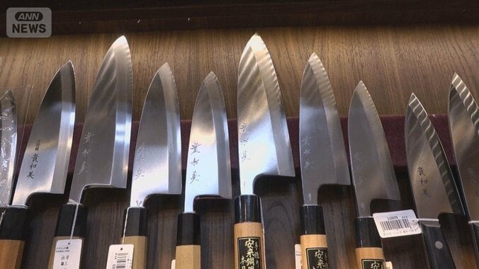 包丁目当てに訪日　世界に評判“抜群の切れ味”　受け継がれる日本刀の技術 1枚目