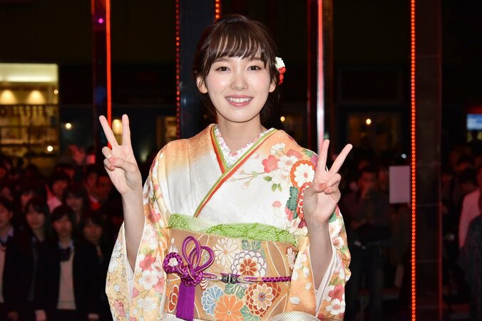 飯豊まりえ、サンタさんの現金プレゼントに大泣き「夢が現実に」 5枚目