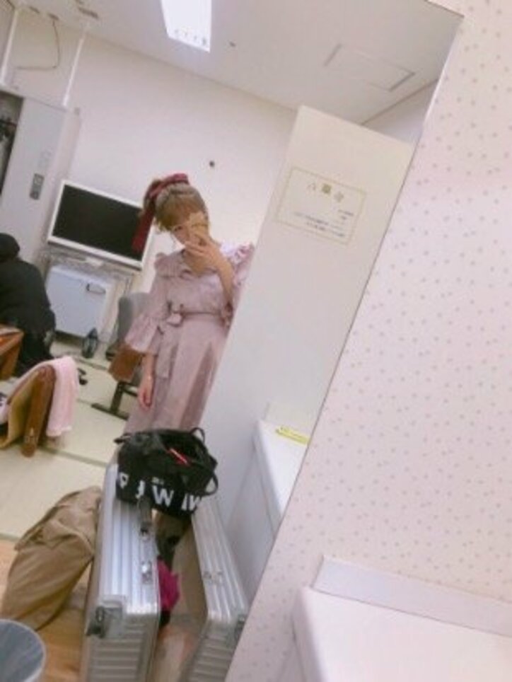 辻希美、鏡に映る姿を公開し「お腹が目立つようになってきました」