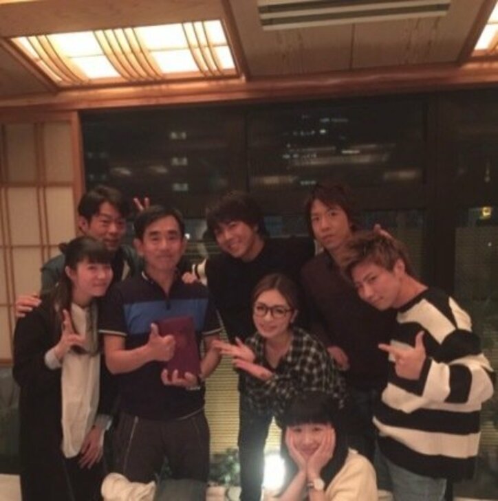 栗田貫一、誕生日会は「笑いっぱなしでものまね大会」 ものまねタレント集合ショットに反響