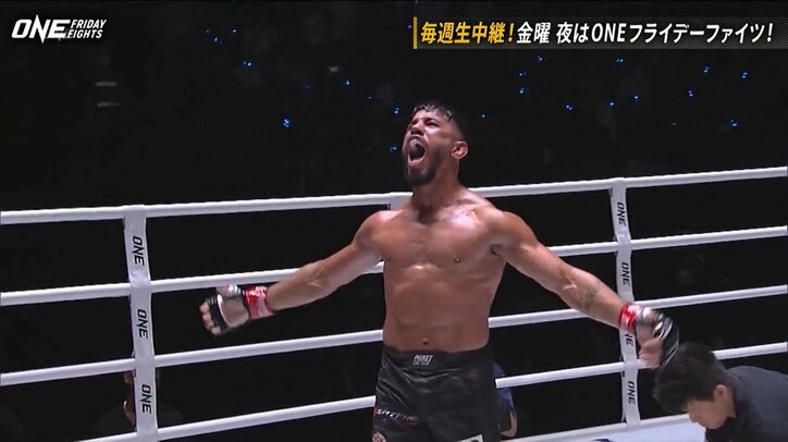 「退屈な試合だ！」ブーイング殺到が一転、衝撃の“失神一本”に手のひら返し続出 レフェリーも苦言の試合は劇的決着