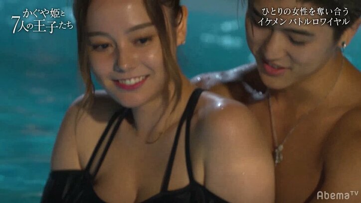 「もっと近くに…」ナイトプールでハワイ出身イケメンがバックハグで大胆行動！