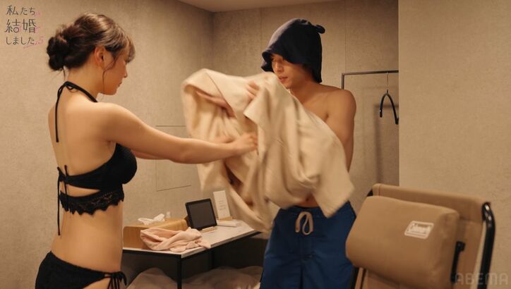 白間美瑠、胸元あらわな大胆ビキニでサウナデート!イケメン夫に服を着させてもらい…