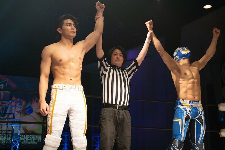 関口メンディーと武知海青が初タッグ！スタントなしの“プロレス”に視聴者興奮「神回」「息ぴったり」「見応えありすぎ」『覆面D』