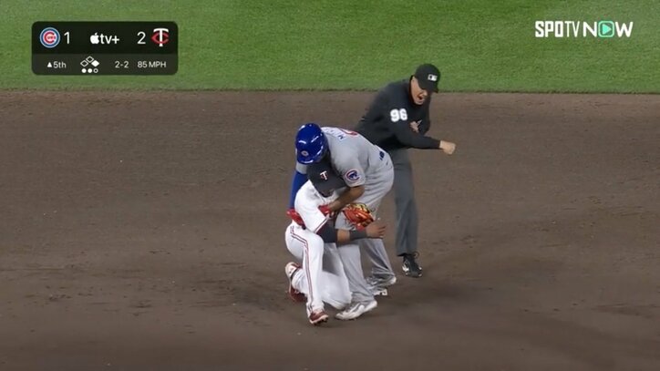 これが世界一2度の捕手の爆肩だ！ 鈴木誠也同僚の盗塁阻止したツインズ・バスケスの送球が「捕ってから二塁到達まで完璧」