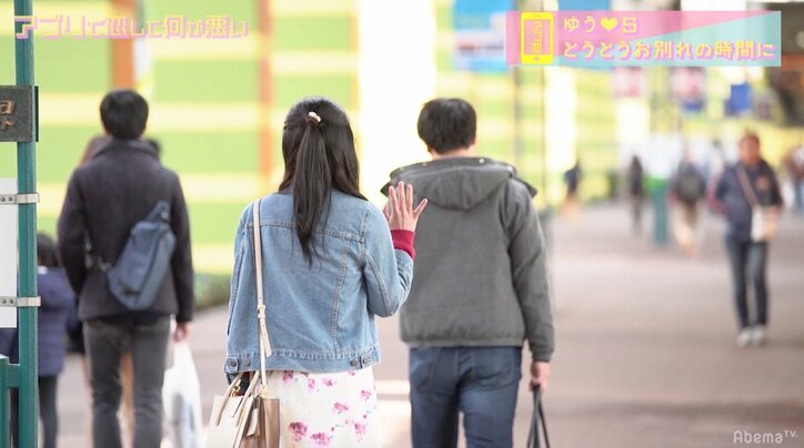 キスできる距離感で横並びで食事…男をその気にさせるテクニック