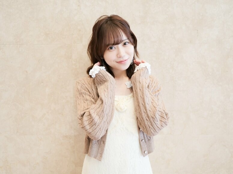 Sayuri Date à propos de son 2e photobook : « La mini-jupe, c'était un peu embarrassant (rires) »... Un shooting « comme sous l'effet d'un sortilège »