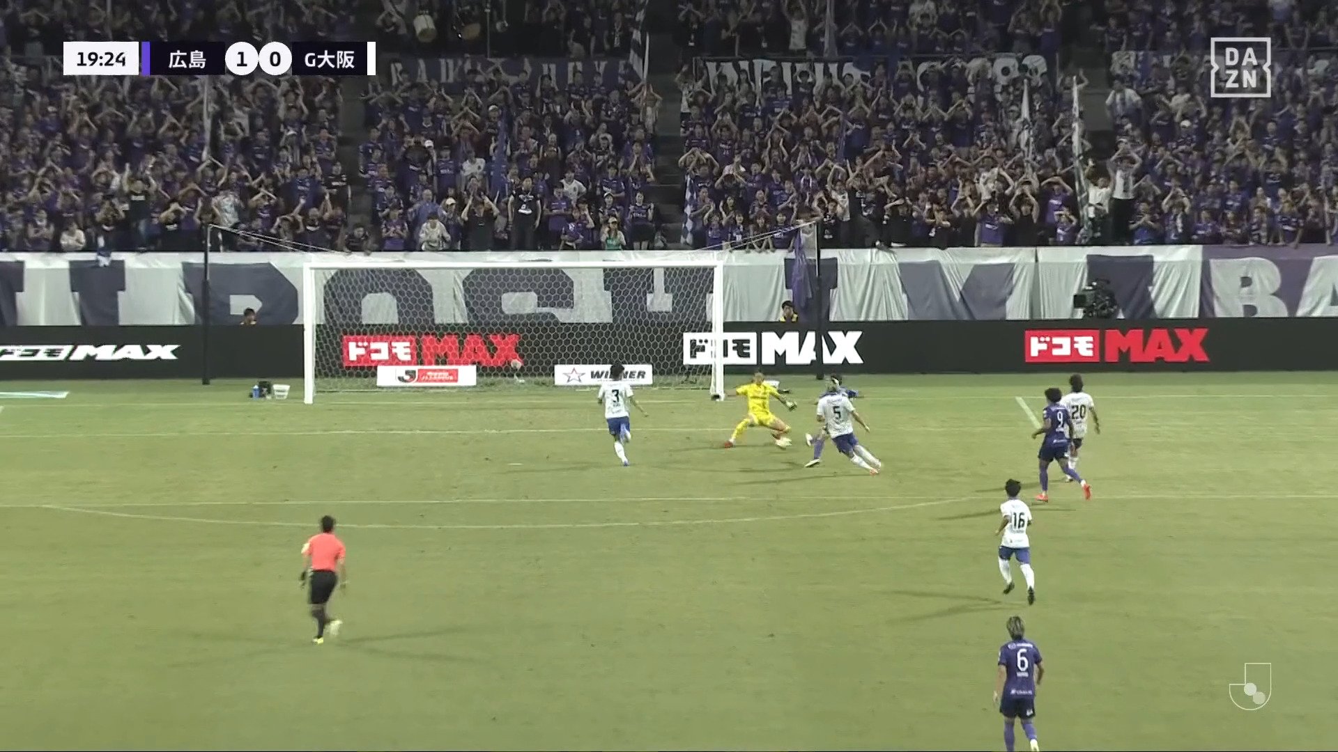 【映像】天才的ビタ止めトラップ→股抜きシュート