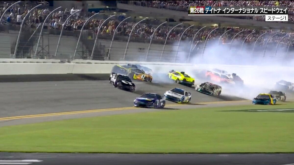 サーキット騒然! レース序盤に異例12台の多重クラッシュ “聖地”で赤旗 サーキット騒然! レース序盤に異例12台の多重クラッシュ “聖地”で赤旗