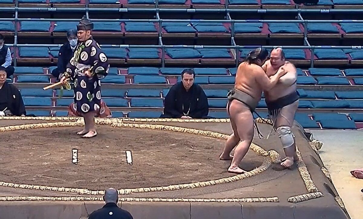 これはダメなやつ」予期せぬ一撃で敗れた力士がフラフラ 土俵際の