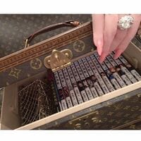 叶美香が公開したゴージャスな「呪術廻戦」専用ハードケースが話題に「なんて贅沢な本箱…」