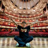 おばたのお兄さん『こっちの男子もやるの!?ロンドンの学生のじゃれあい』