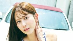 “トップレースクイーン”名取くるみ、愛車グラビアで貫禄のグラマラスボディ披露 『FLASH』登場