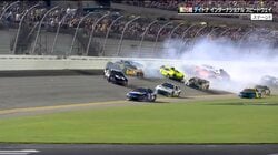 サーキット騒然！ レース序盤に異例12台の多重クラッシュ “聖地”で赤旗…8分30秒中断の波乱「なす術がなかった」