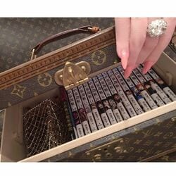 叶美香が公開したゴージャスな「呪術廻戦」専用ハードケースが話題に「なんて贅沢な本箱…」