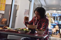 藤原竜也、キンキンに冷えたビールに笑顔　映画『カイジ』より場面写真19枚公開