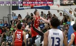 どこまで飛ばすんだよ！カメラマン席に… “予想外の展開”「怖い…」 ド迫力“ハエ叩き”炸裂に「はたき落とした！」