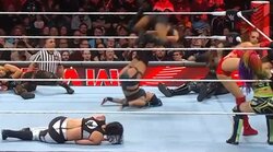 体操出身の女子レスラー、まるで『キャプテン翼』の“スカイラブハリケーン”のような“合体”空中技が話題