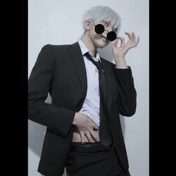 人気コスプレイヤー・ウィル、「呪術廻戦」五条悟の黒スーツ＆腹チラショットに「目が幸せ」と絶賛の声