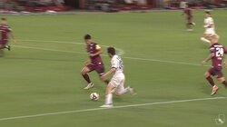 「乾は別格よ」「セクシー」乾貴士、2人抜きドリブル炸裂！緩急自在のテクニックで神戸DFを翻弄→チャンス創出の瞬間