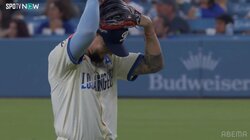 痛恨すぎる…“ヘディング”捕球ミスの一部始終 ド軍、好プレー一転の連携ミスに大きなため息「何してんの？」「頭で受けるなよ」