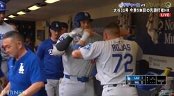 大谷翔平、久々31号ホームランで“大はしゃぎ”ポーズ連発の一部始終…仲良し同僚とデコピン→デコルテポーズも“おまけ”に披露
