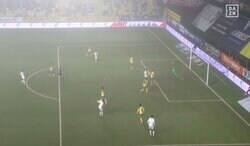 スタジアム騒然！ 小久保玲央ブライアン、“超絶スーパープレー”の瞬間「また国防きたわ」 横っ飛び神"海老反りセーブ”炸裂「よく止めた！」