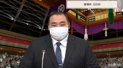 【画像】解説する鶴竜親方