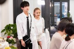 ミスターコン男子&JKギャル、手繋ぎでみんなの前に登場！メンバーがザワつき「ビビるくらい発展してる」『今日好き』サムイ島編第4話