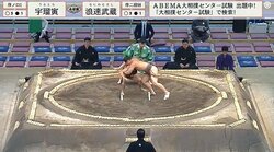 体重60キロの力士、速攻の珍手で重さ1.5倍の相手を“秒”で土俵の外へ 「おぉ」館内ざわめき